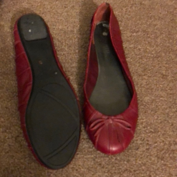 Red flat - Picture 2 of 2